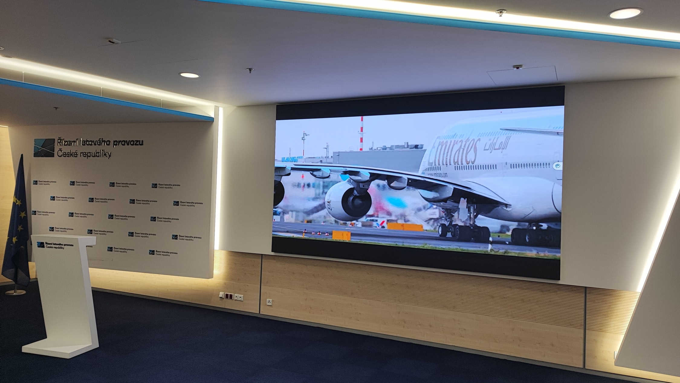 Řízení letového provozu ČR LED obrazovka Full HD